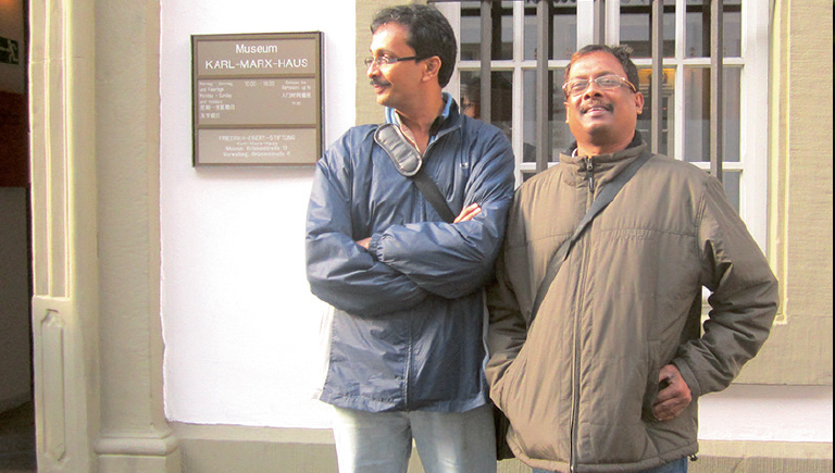 ഇ സന്തോഷ്‌കുമാർ  കാൾ മാർക്‌സ്‌ മ്യൂസിയത്തിൽ 